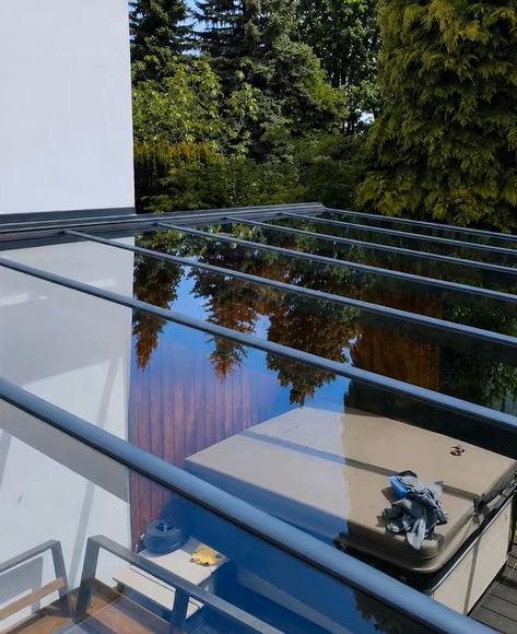 Terrassenüberdachung nach der Reinigung – klar und sauber
